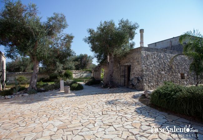 Villa a Carpignano Salentino - Masseria esclusiva in Puglia con piscina, jacuzzi, pajare, trulli m595