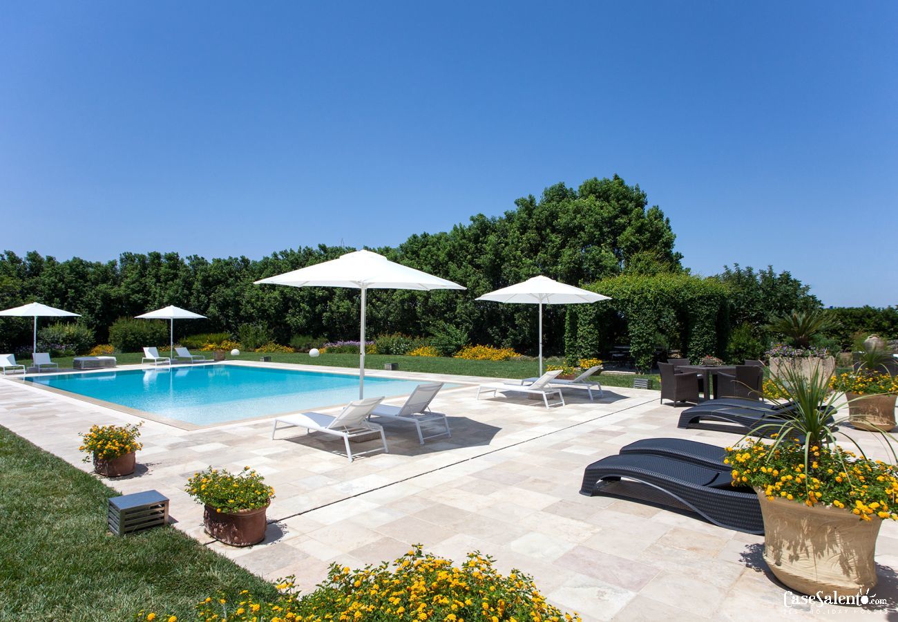 Villa a Galatina - Affitto villa di lusso per vacanze con piscina in Salento 5 camere 6 bagni m800