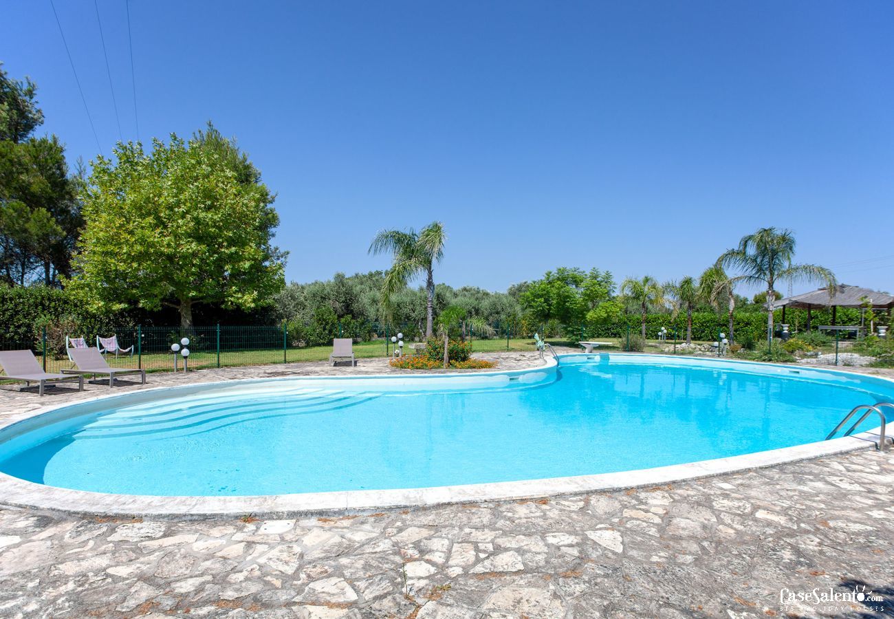 Villa a Corigliano d´Otranto - Villa vacanze con grande piscina privata, 5 camere letto e 4 bagni m550