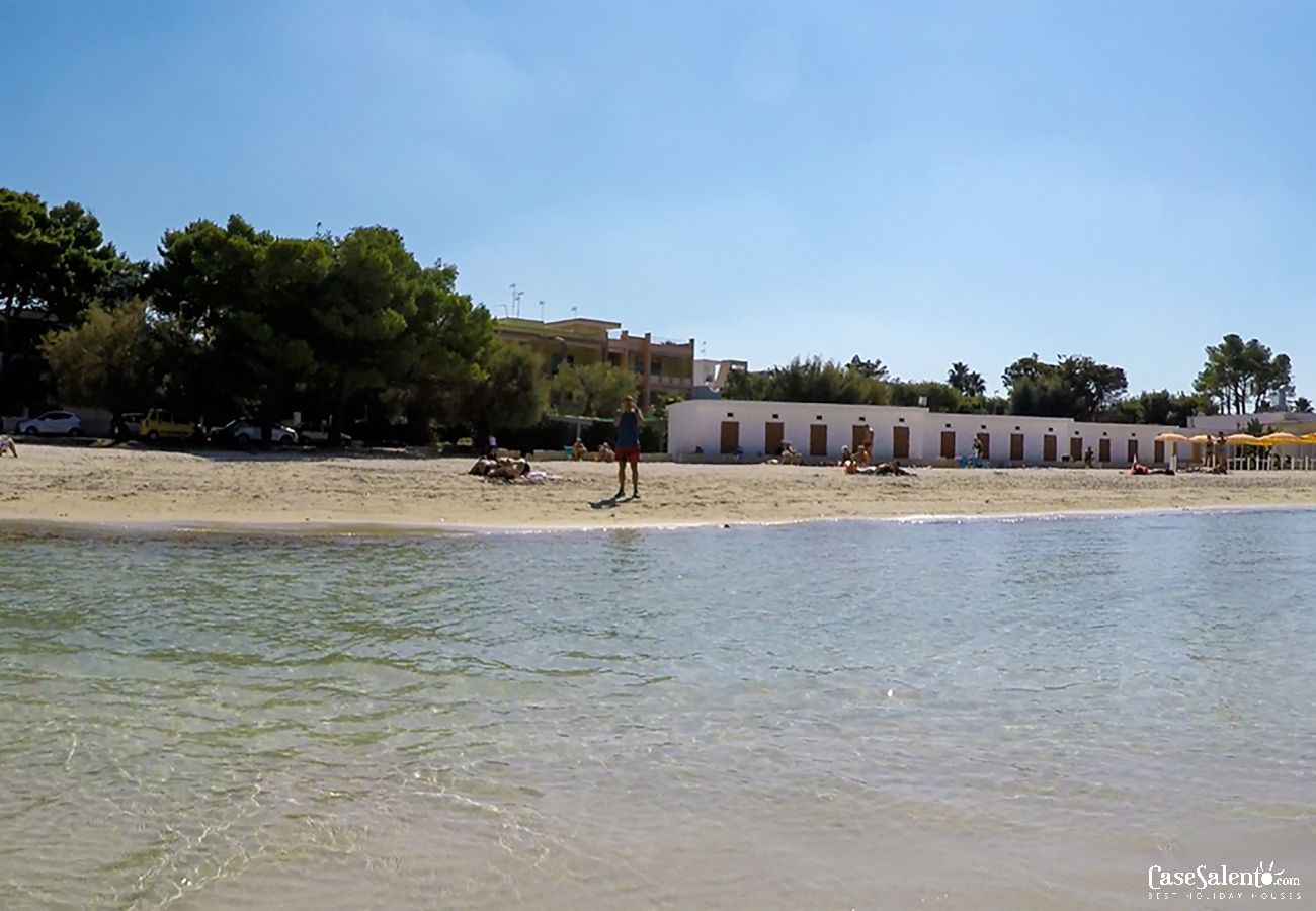 Casa a Sant'Isidoro - Casa vacanze climatizzata con ampio cortile spiaggia di Sant'Isidoro m526