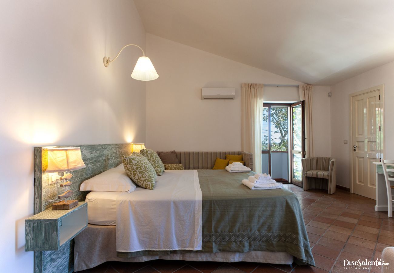 Villa a Neviano - Grande villa vacanze vicino Gallipoli 6 camere, 6 bagni, piscina privata m200