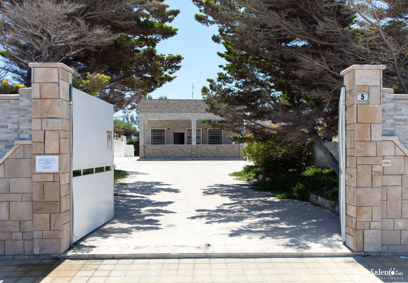 Casa a Torre Chianca - Villa vacanze con grande giardino fronte spiaggia di sabbia m730