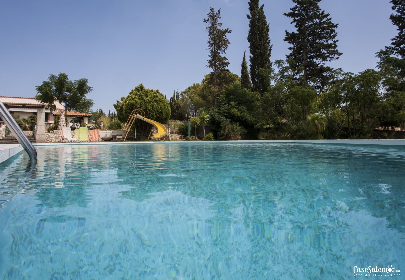 Villa a Specchia - Villa con grande piscina e idromassaggio per gruppo numeroso m350