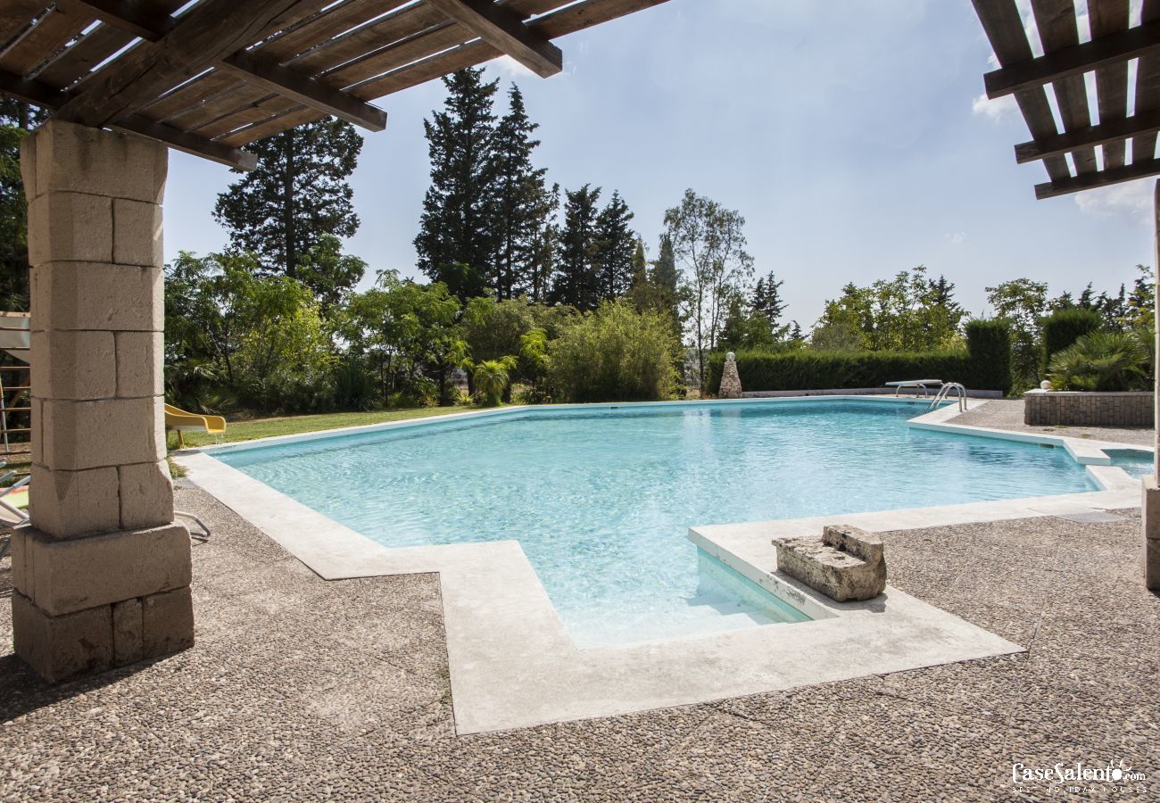 Villa a Specchia - Villa con grande piscina e idromassaggio per gruppo numeroso m350
