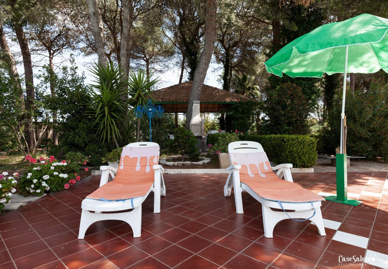Villa a Oria - Villa con grande piscina e stupendo giardino, 4 camere letto, 3 bagni,  m215