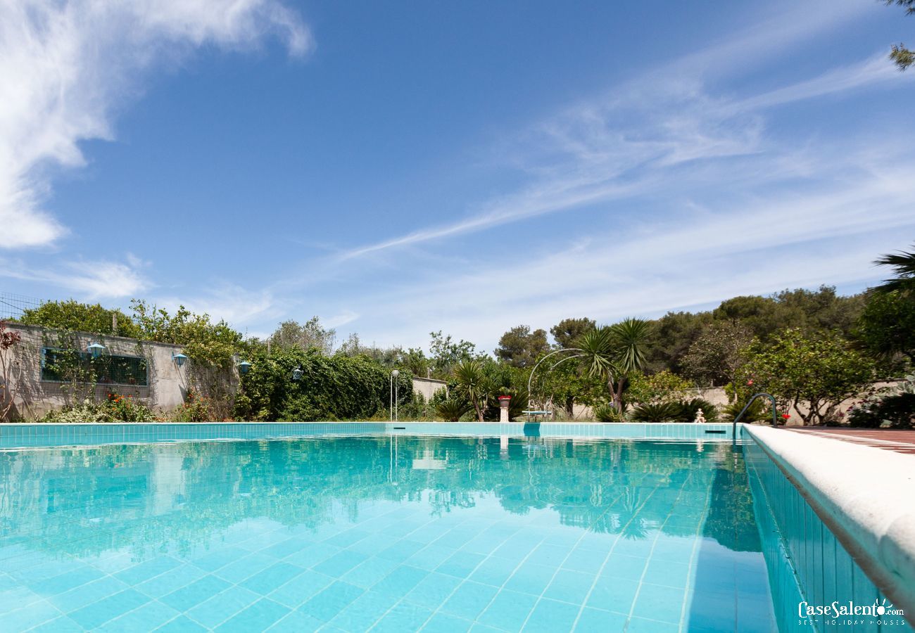 Villa a Oria - Villa con grande piscina e stupendo giardino, 4 camere letto, 3 bagni,  m215