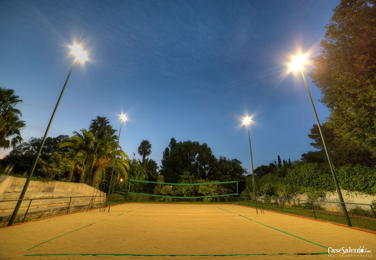 Villa a Lecce - Villa con piscina, campo da calcio e tennis, beach-volley, m990