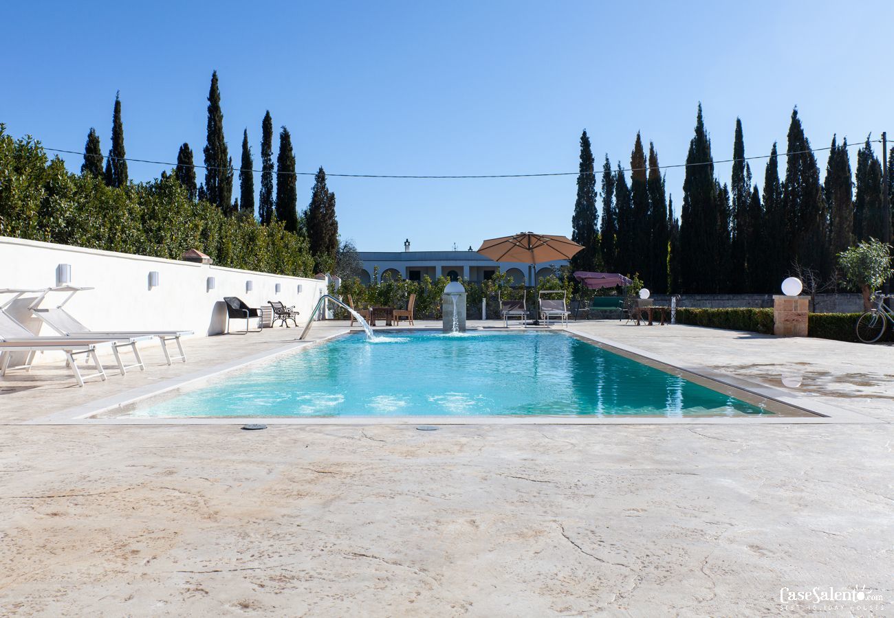 Villa a Poggiardo - Stupenda Villa Salentina,  piscina con idromassaggio, m330