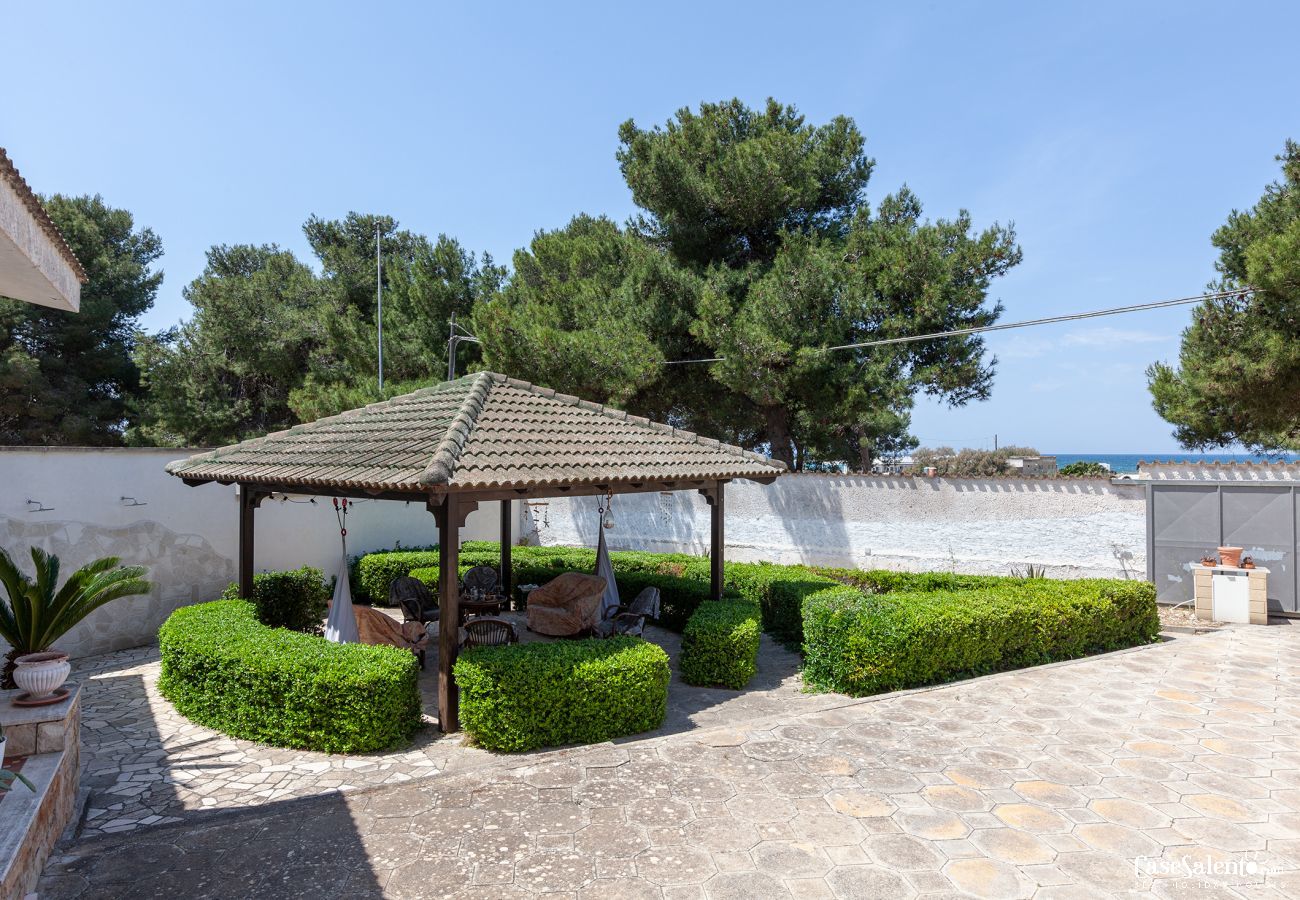 Casa a Sant'Isidoro - Villetta fronte spiaggia accanto alla sabbia della costa Ionica m525