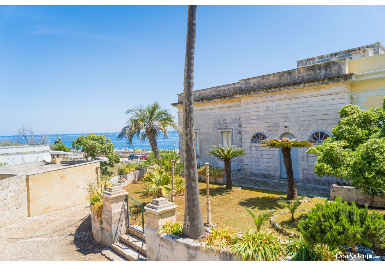 Appartamento a Tricase porto - Dimora sul mare costa rocciosa, giardino, jacuzzi, posto auto m249