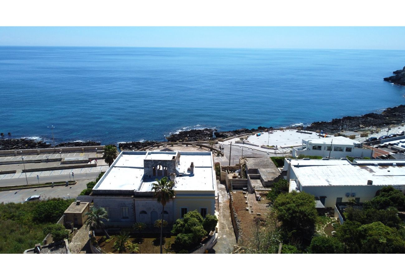 Appartamento a Tricase porto - Dimora sul mare costa rocciosa, giardino, jacuzzi, posto auto m249