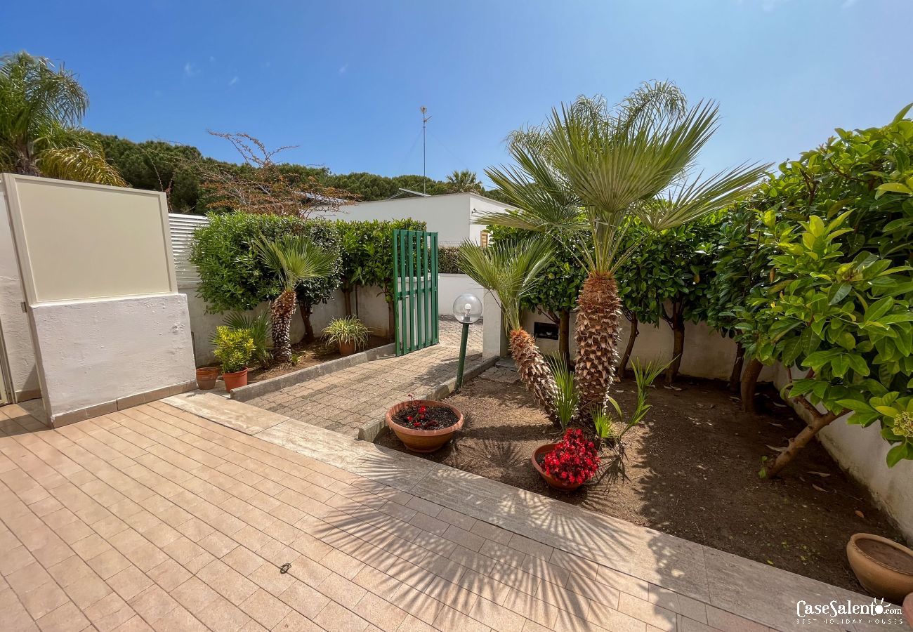 Casa a Torre dell´Orso - Villetta riservata con giardino vicino spiaggia m153