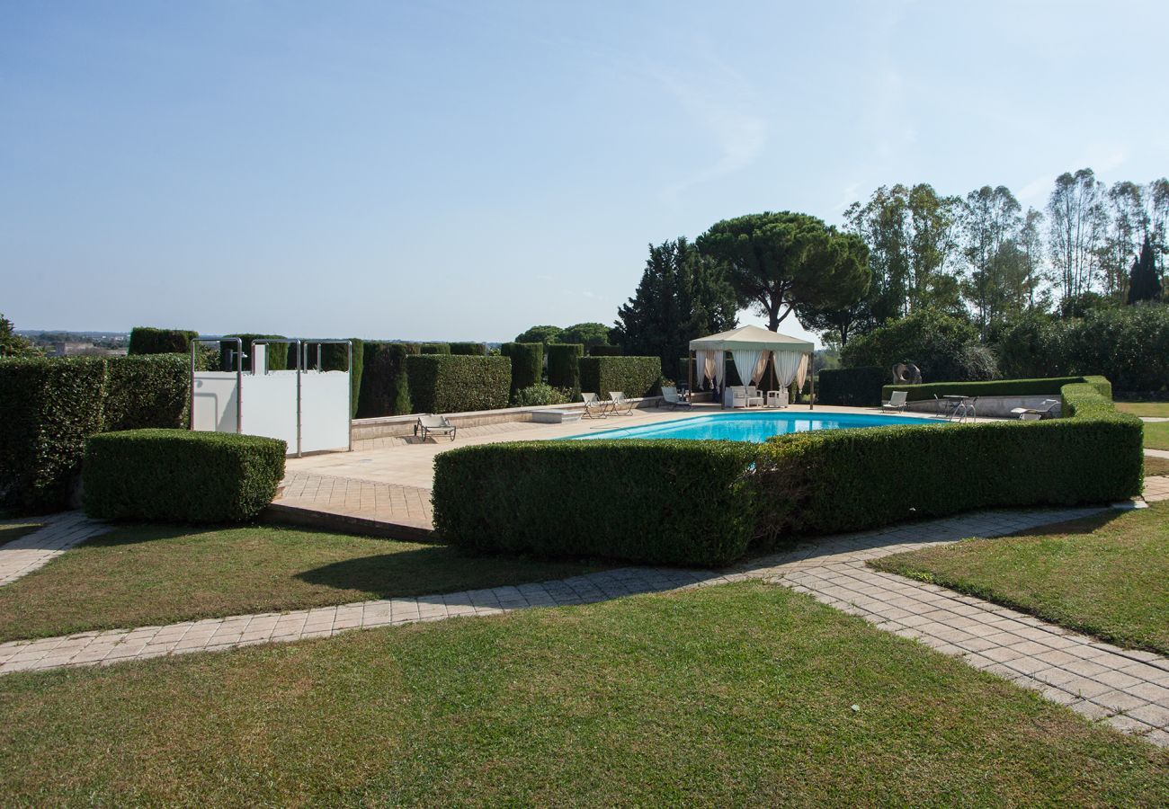 Villa in Galatina - Villa mit Garten, Pool, 6 Schlaf-und Badezimmer v880