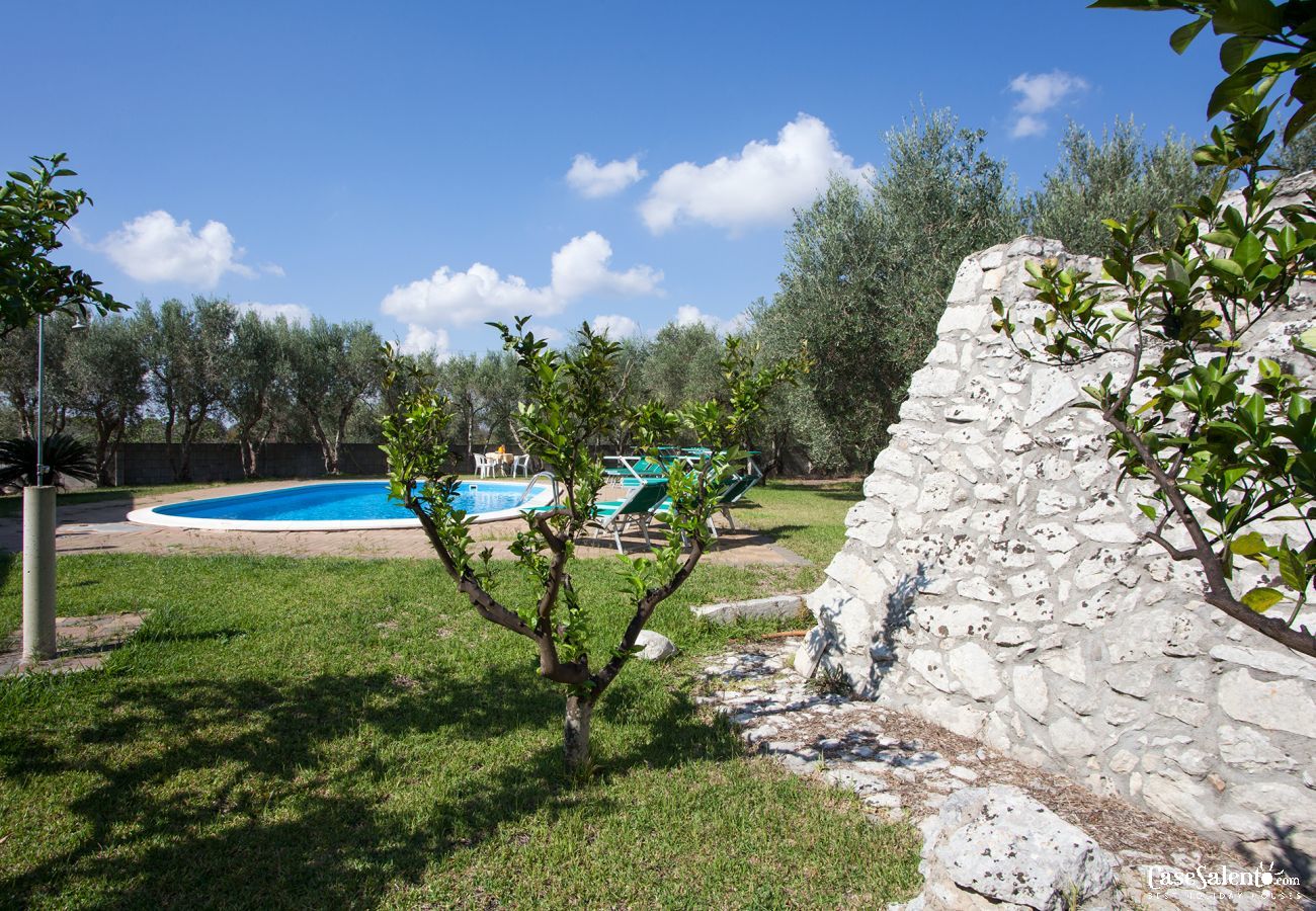 Ferienwohnung in Corigliano d´Otranto - Zwei-Zimmer-Wohnung in Villa mit Pool in der Landschaft Apulien m542