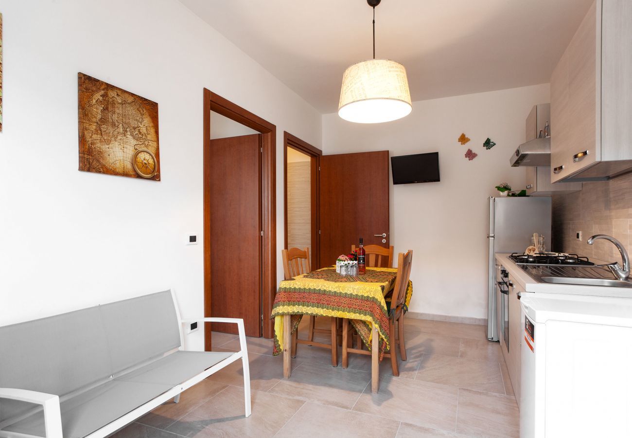 Wohnung in Sant'Isidoro - Günstige Zweizimmerwohnung mit 2-4 Betten in unmittelbarer Nähe zum Strand von Sant'Isidoro mit Klimaanlage m528