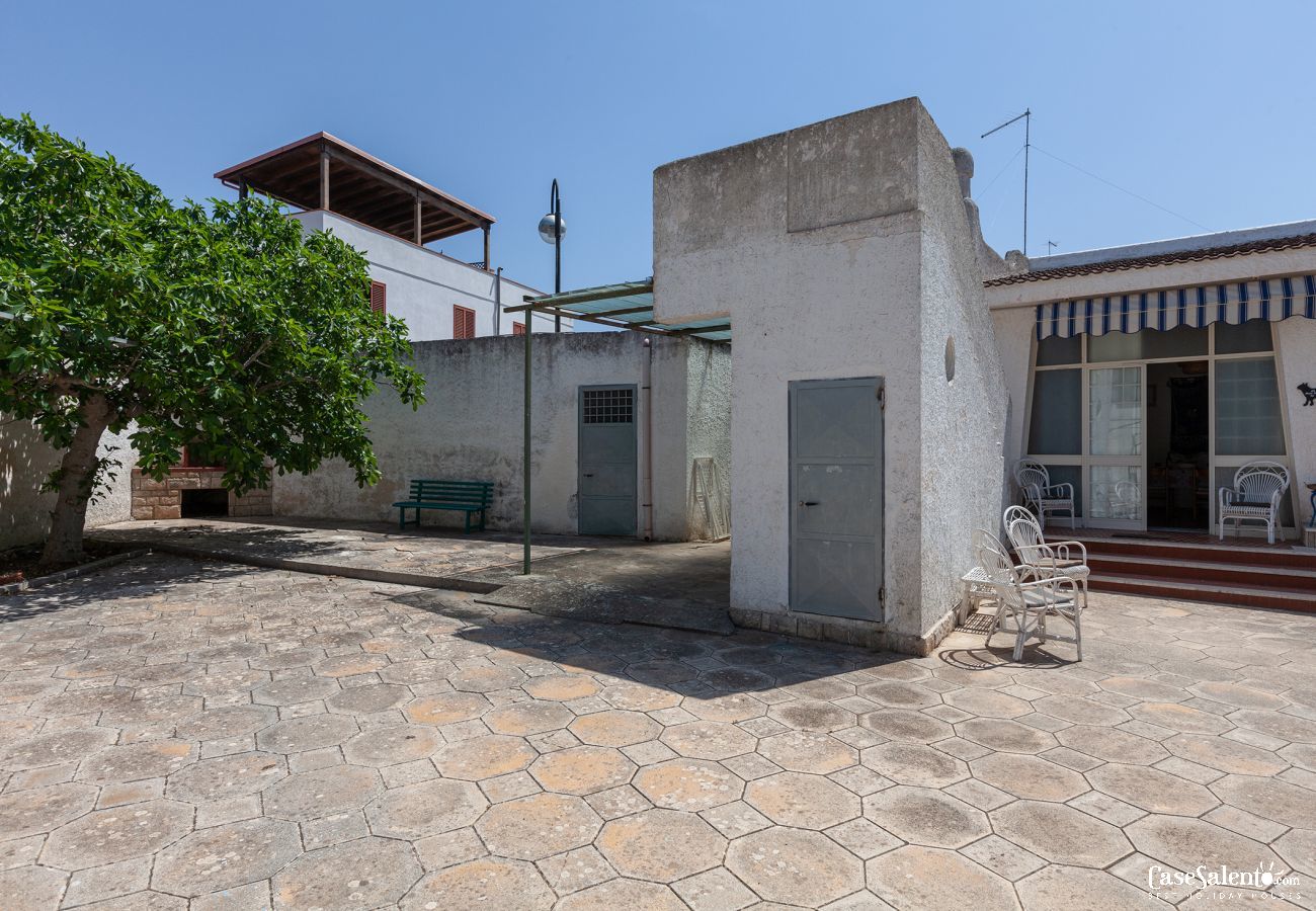 Haus in Sant'Isidoro - Ferienhaus in unmittelbarer Strandnähe der Ionischen Küste S. Isidoro, m525