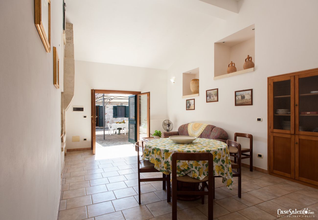House in Corigliano d´Otranto - 3-bedroom flat in typical country house with pool m541