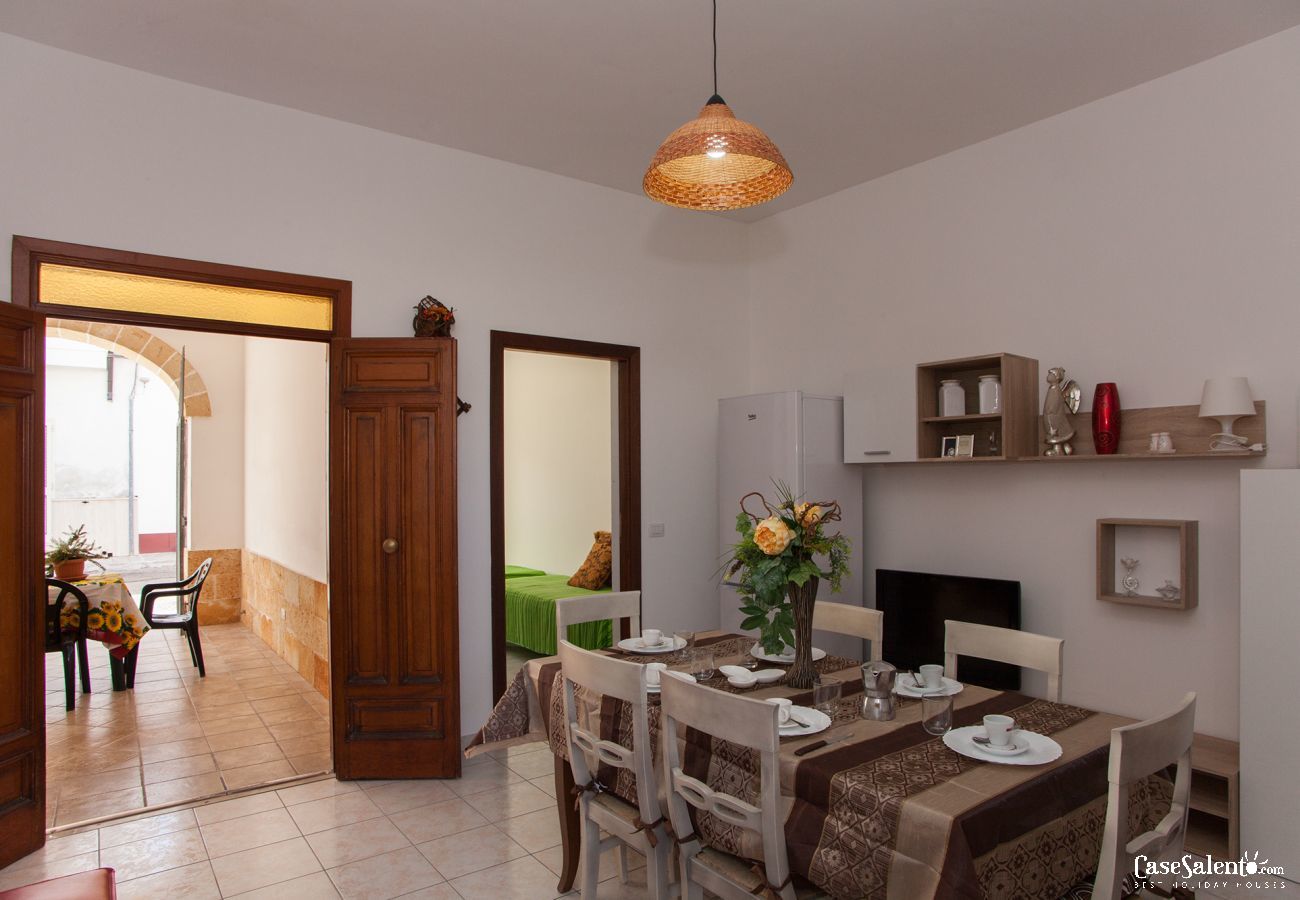 House in Sant'Isidoro - Holiday house with air con and large courtyard on the beach of Sant'Isidoro m526