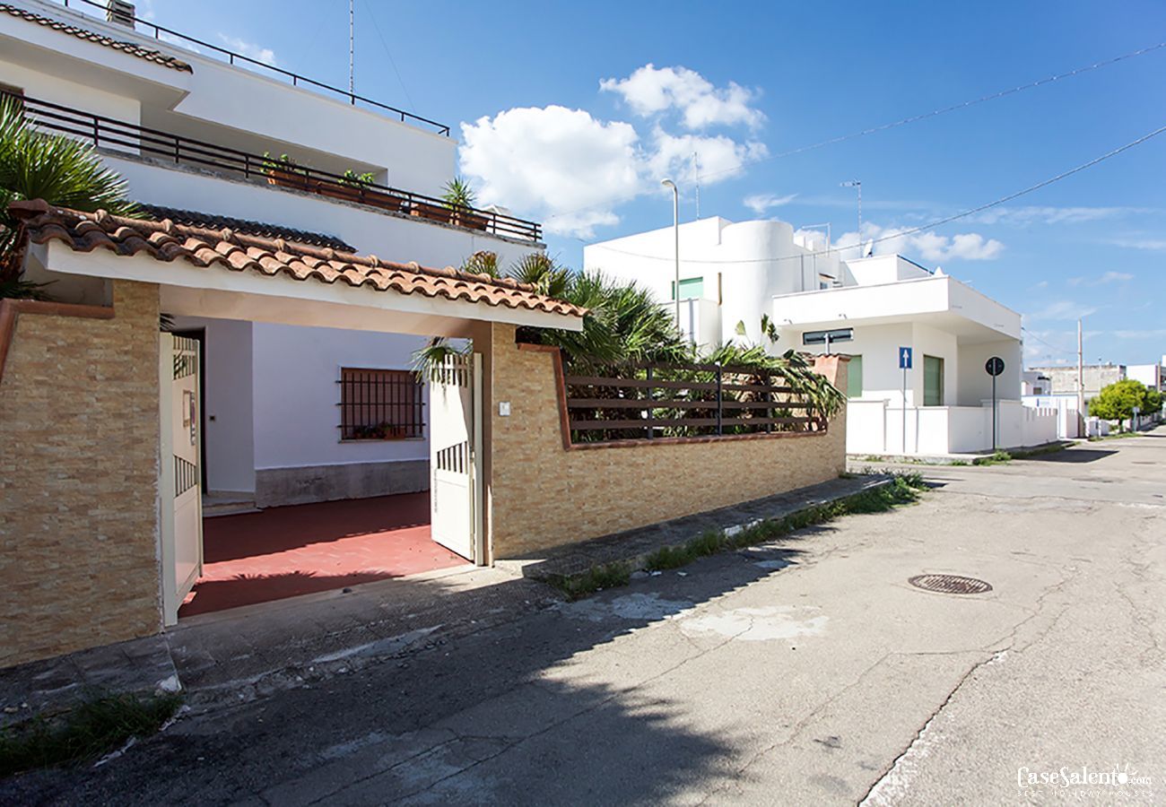 House in San Foca - Large holiday villa with 5 bedrooms, 2 bathrooms, near the beach San Foca m130