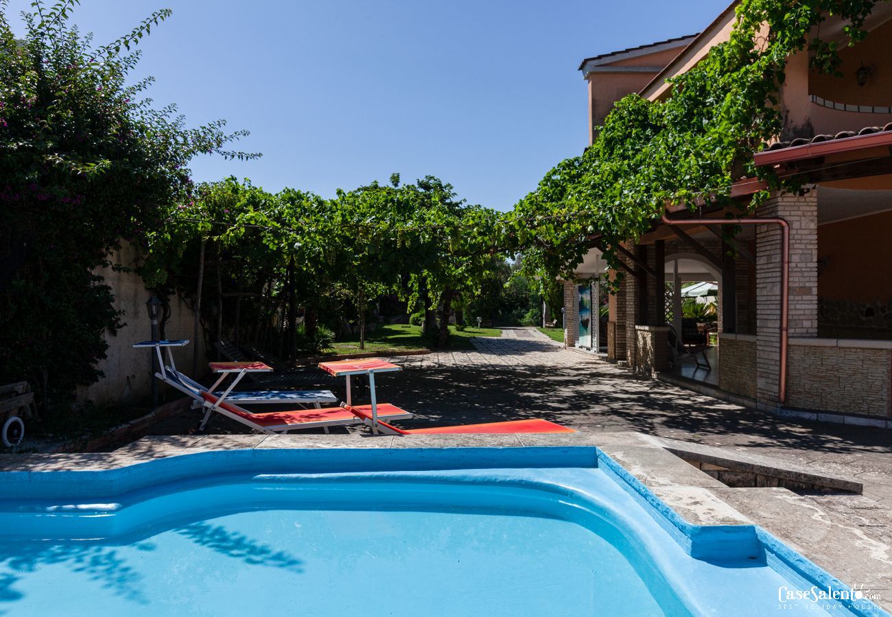 House in Spiaggiabella - Villa with garden and children's pool, near beach, 5 bedrooms and 4 bathrooms, m707