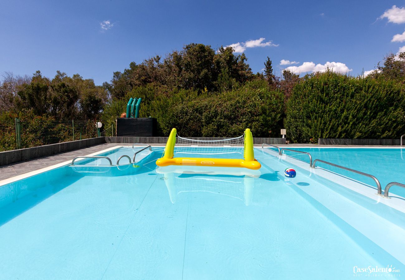 Villa in Torre San Giovanni - Villa with shared pool and sea view, near Ionian Sea, m452