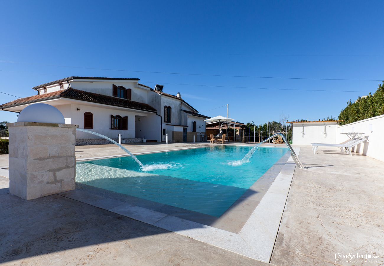 Villa in Poggiardo - Beautiful villa, swimming pool with massage jets, m330