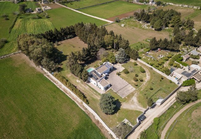 Villa/Dettached house in Martano - For sale large garden investment villa v290