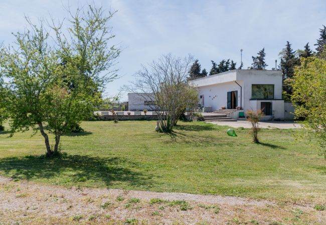Villa/Dettached house in Martano - For sale large garden investment villa v290