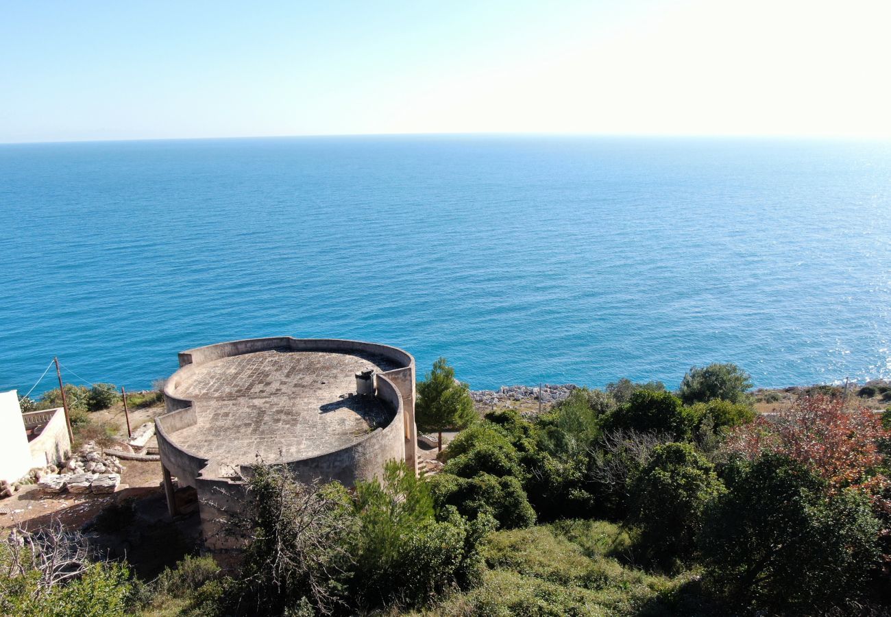 Villa/Dettached house in Andrano - Property with sea view 3 pajare to restructure v123