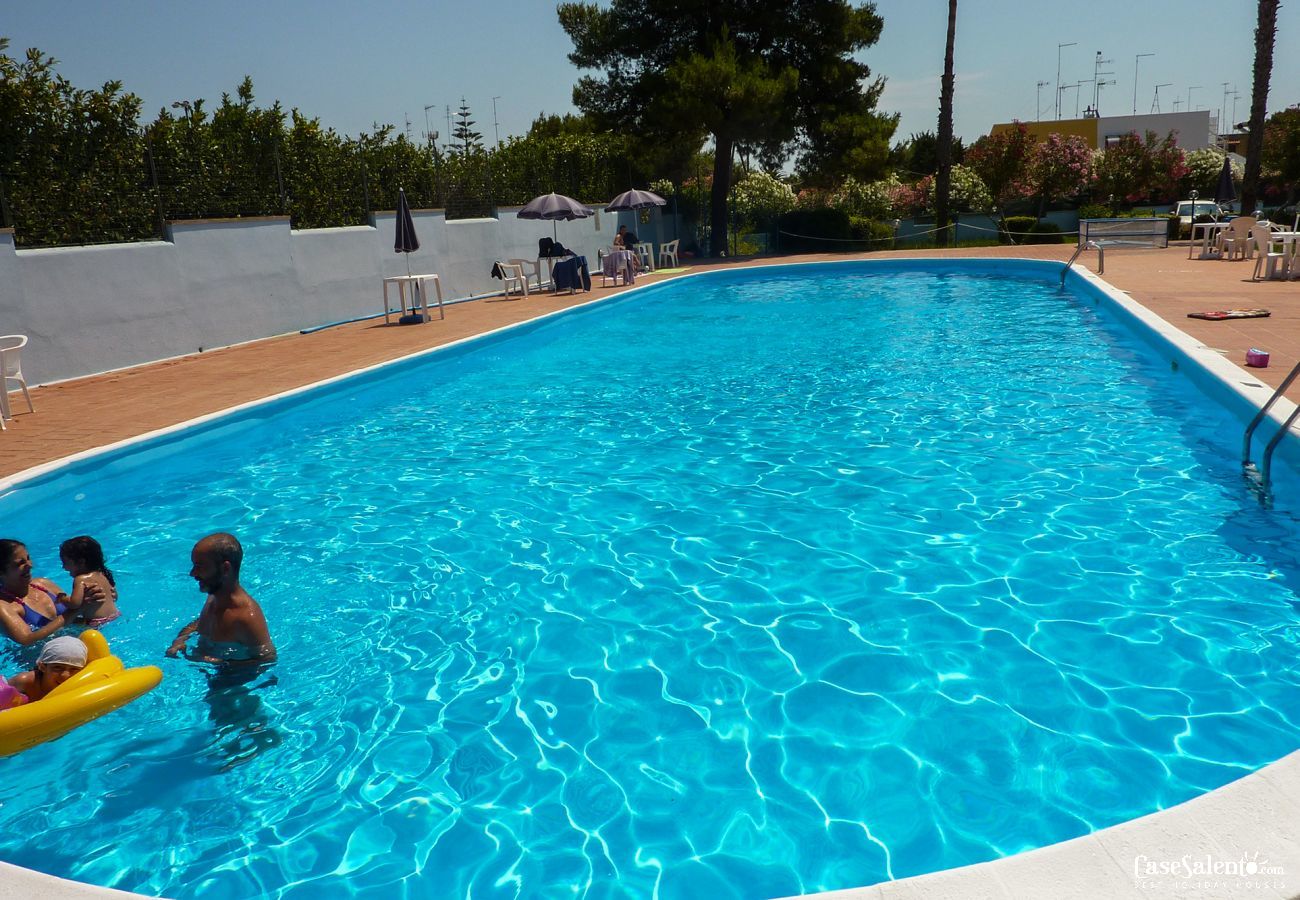 Appartement à Torre dell´Orso - Appartement avec piscine dans résidence, climatisation, lave-linge, 4 à 8 personnes m113