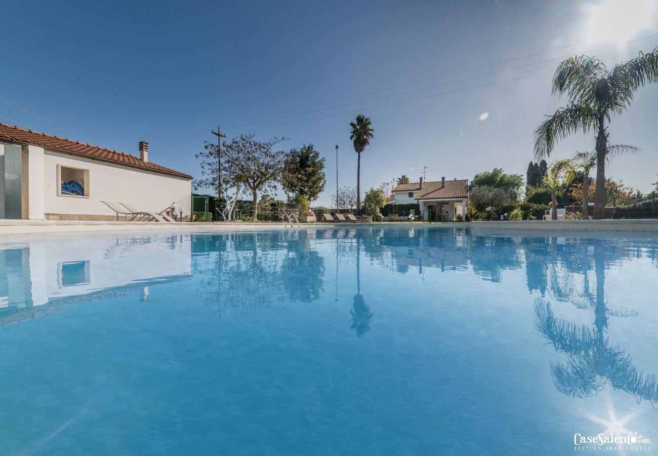 Villa à Corigliano d´Otranto - Location villa de vacances avec grande piscine privée, 5 chambres et 4 salles de bains m550