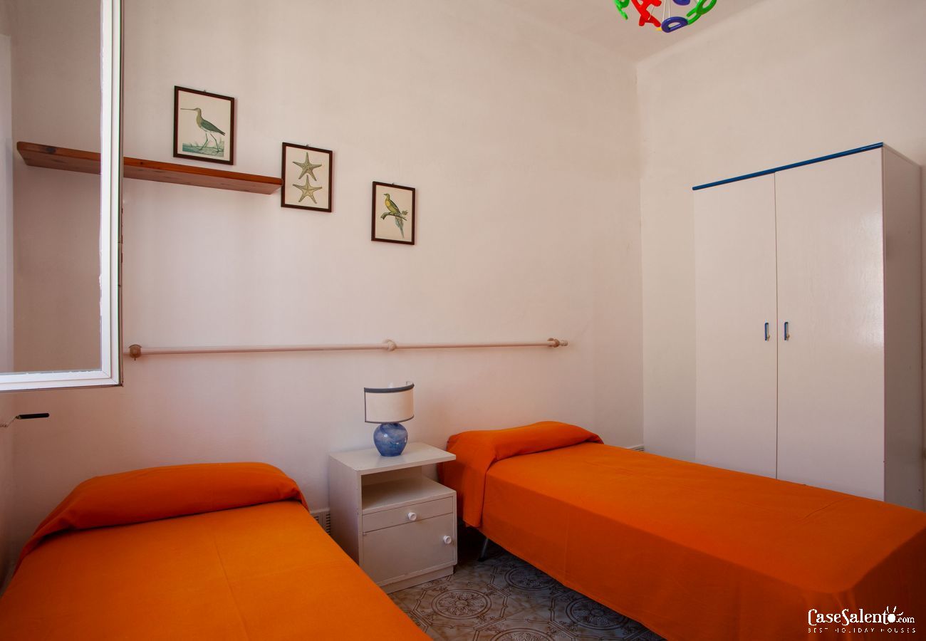 Maison à Torre Chianca - Villa vacances avec grande cour face à la mer 3 chambres m730