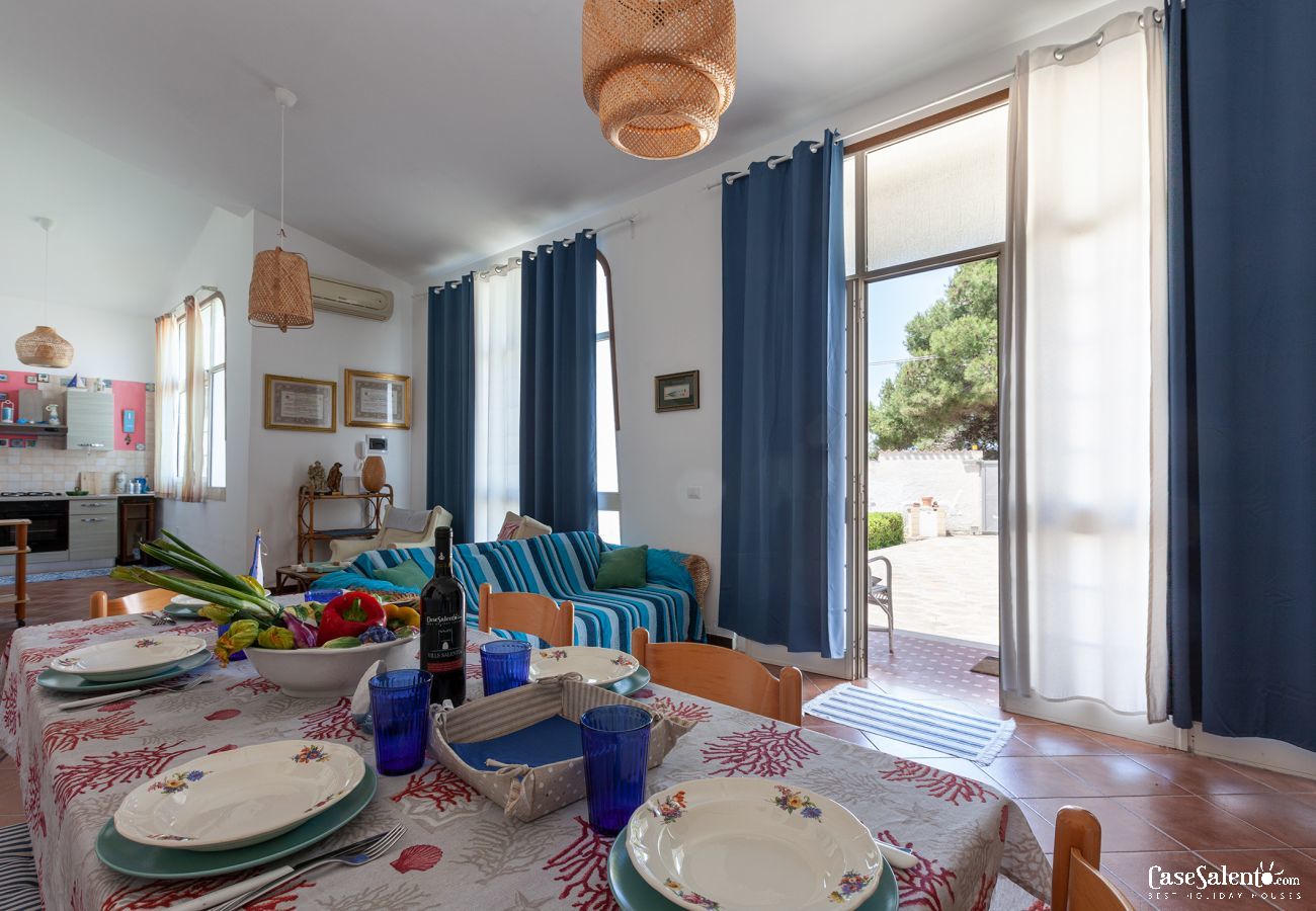 Maison à Sant'Isidoro - Villa de vacances en bord de mer à côté de la côte ionienne m525