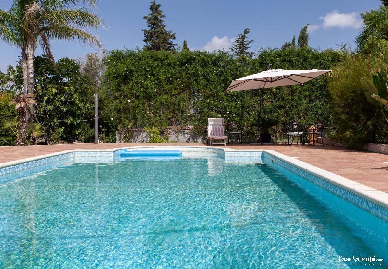 Villa à Tuglie - Villa piscine tennis 5 chambres clim WiFi m141