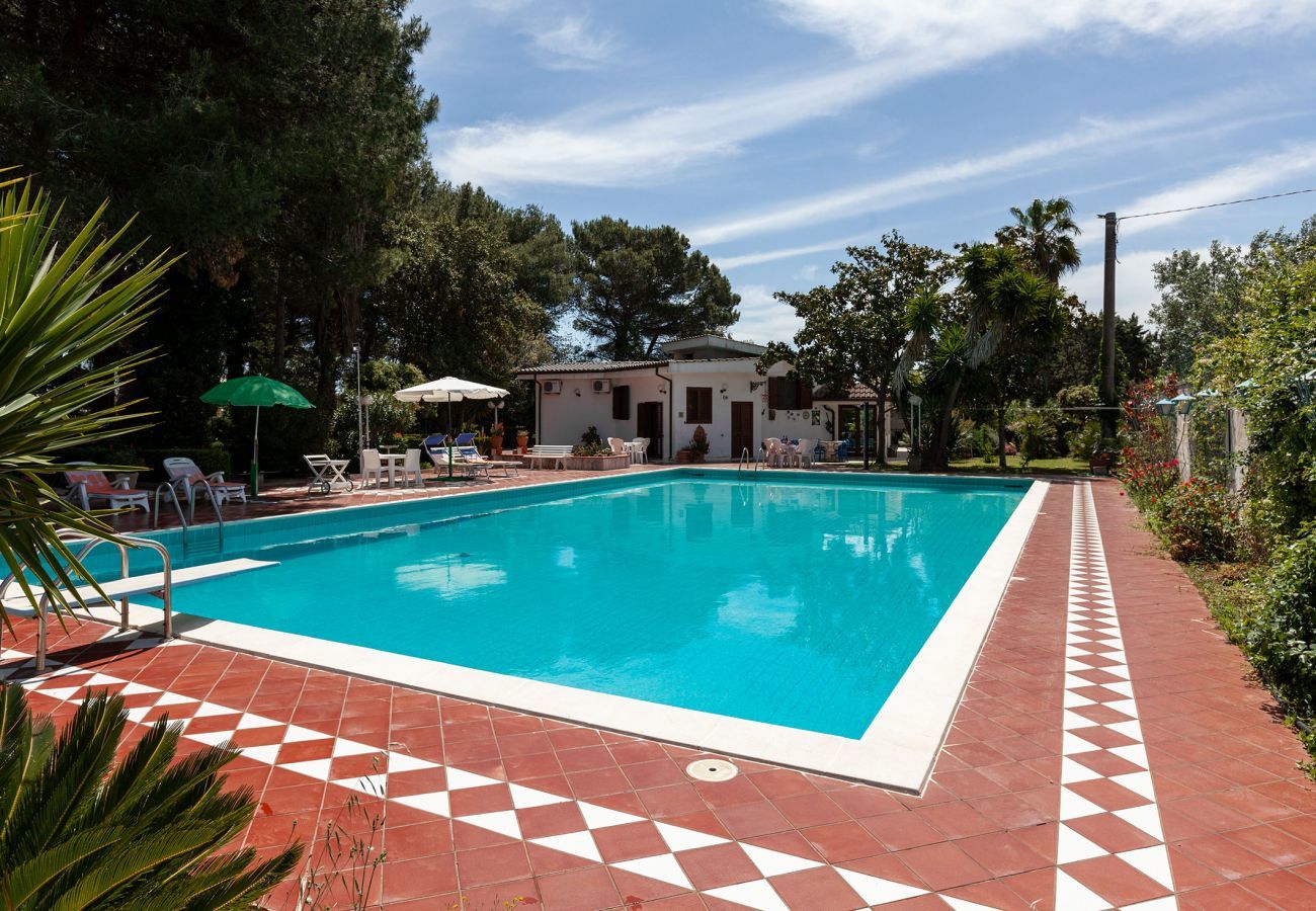 Villa a Oria - In Vendita villa ad Oria con piscina, 4 camere letto e 3 bagni v215
