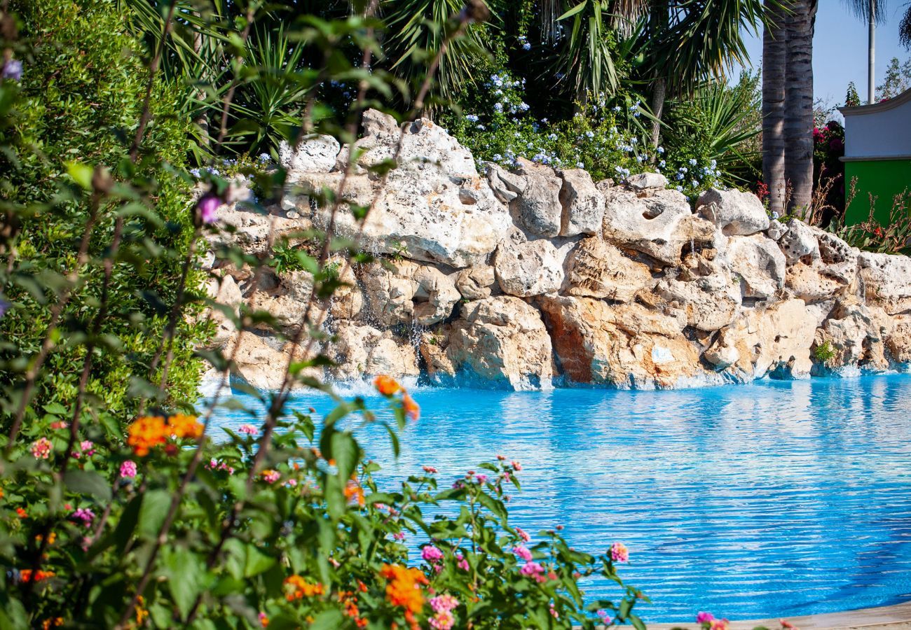 Residence a Neviano - Struttura ricettiva piscina giardino spiaggia v713
