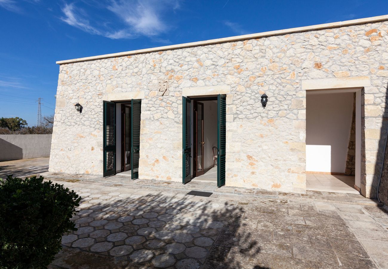 Casa rurale a Corigliano d´Otranto - Tenuta storica con villa e villette, piscina ed affreschi v340