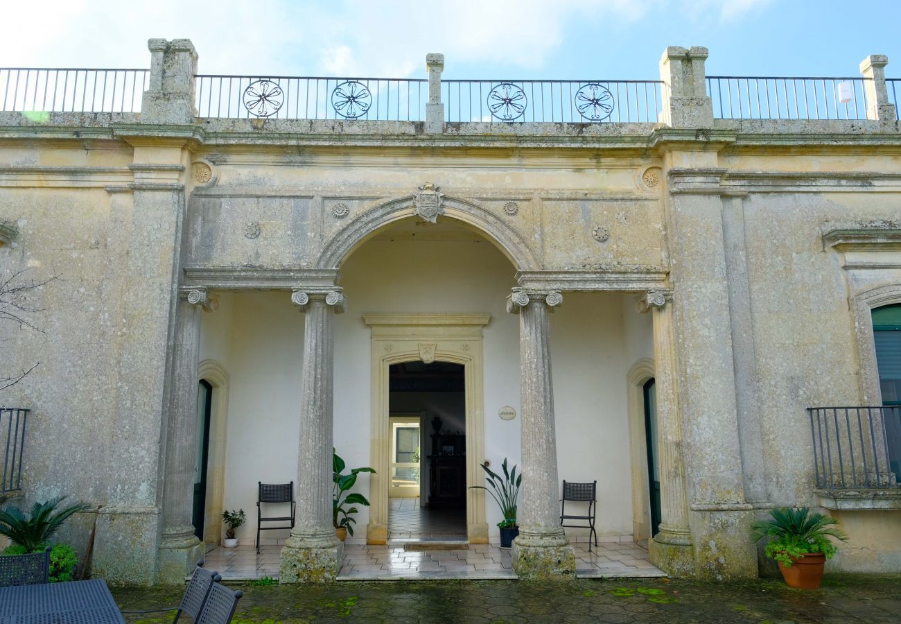 Casa rurale a Corigliano d´Otranto - Tenuta storica con villa e villette, piscina ed affreschi v340