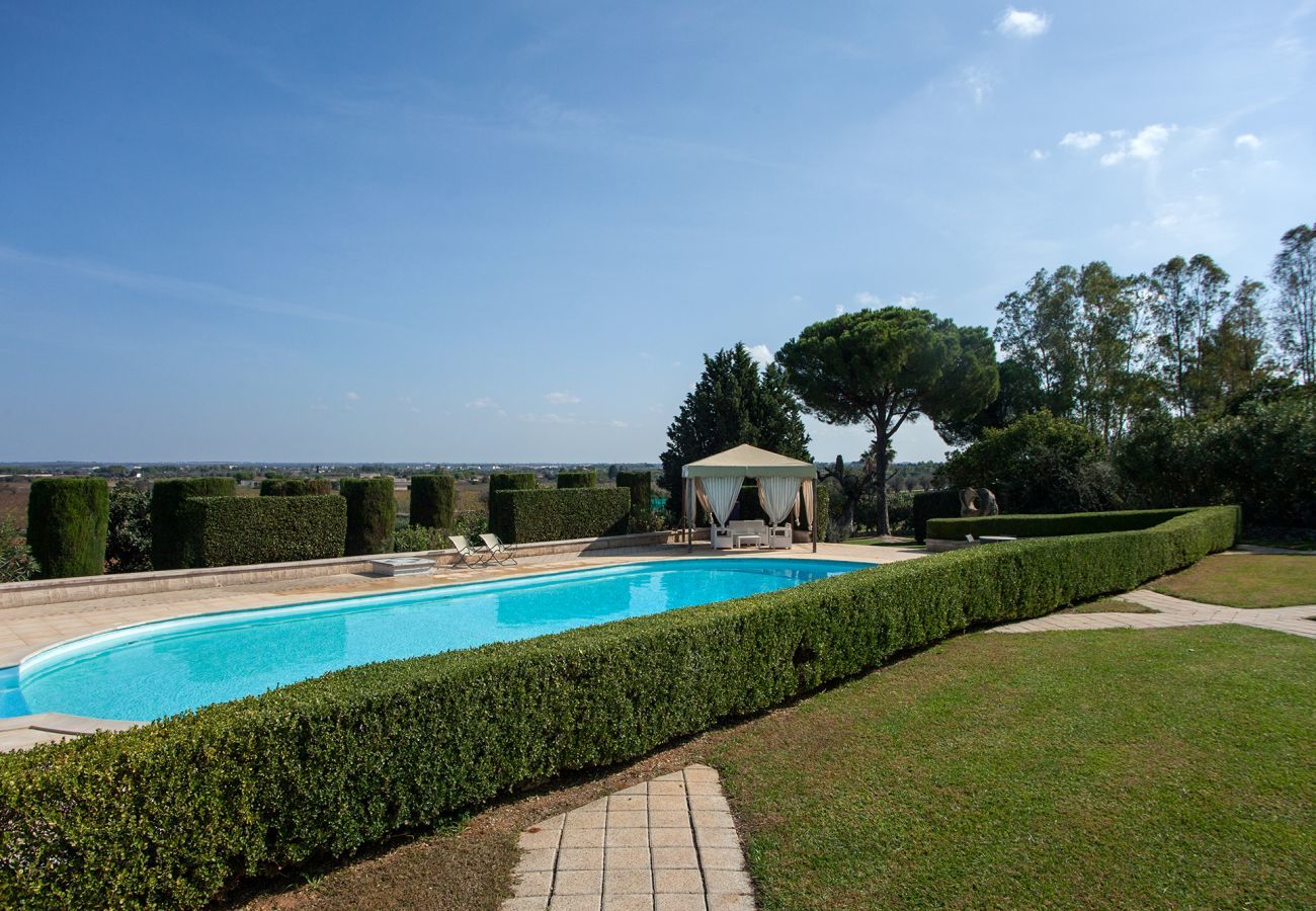 Villa a Galatina - Villa grande giardino, piscina, 6 camere v880